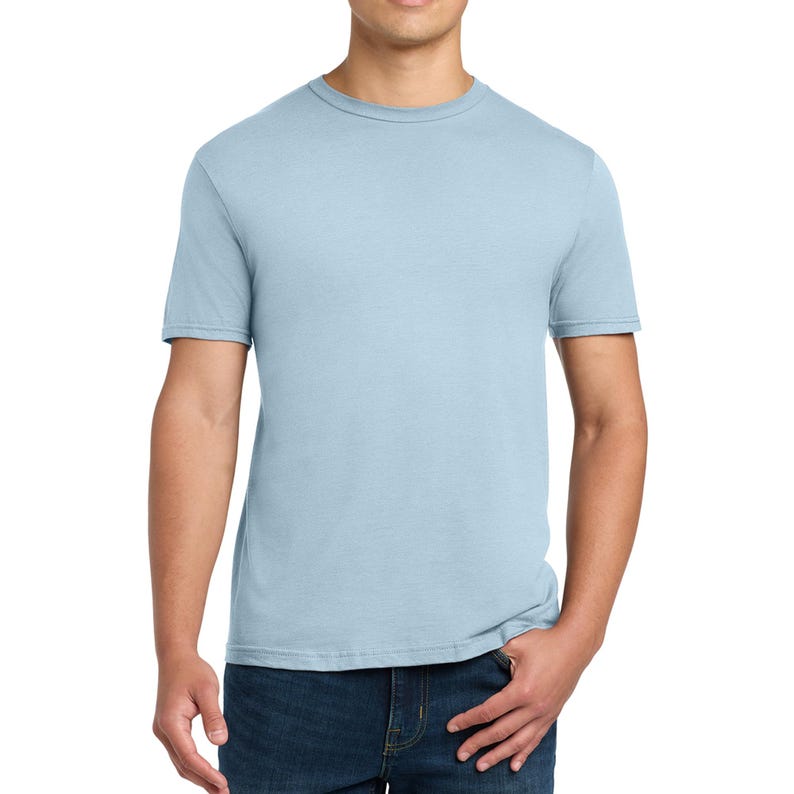 Puede incluir: Una camiseta de manga corta y cuello redondo en color azul claro, confeccionada en tela de color s&oacute;lido. La prenda presenta un corte est&aacute;ndar con cuello acanalado y mangas con dobladillo, combinada con pantalones vaqueros azul oscuro.
