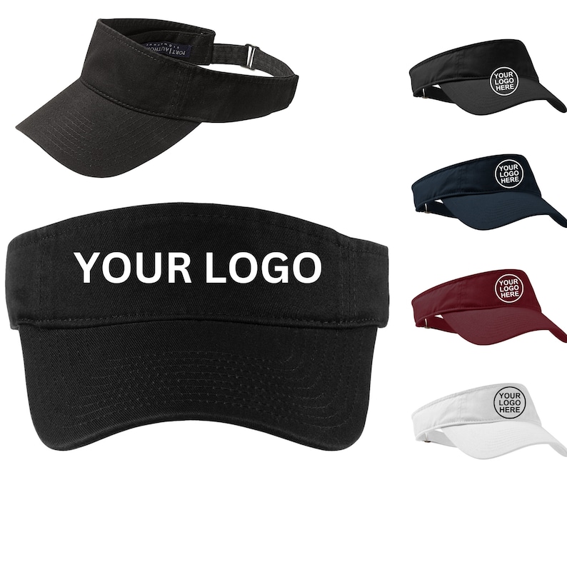 Pu&ograve; includere: Una collezione di visiere parasole regolabili in nero, blu navy, bordeaux e bianco. Ogni visiera presenta una tesa curva e un pannello frontale che mostra il testo bianco YOUR LOGO. Il retro include un cinturino regolabile con fibbia in metallo.