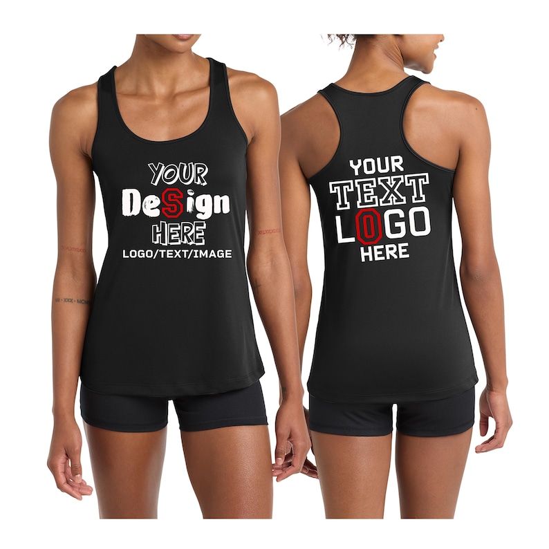 Puede incluir: Una camiseta de tirantes negra con espalda nadadora y texto en blanco y rojo. El frente muestra 'YOUR DESIGN HERE LOGO/TEXT/IMAGE' y la parte posterior 'YOUR TEXT LOGO HERE'. La prenda tiene cuello redondo y dise&ntilde;o sin mangas, vista de frente y espalda.