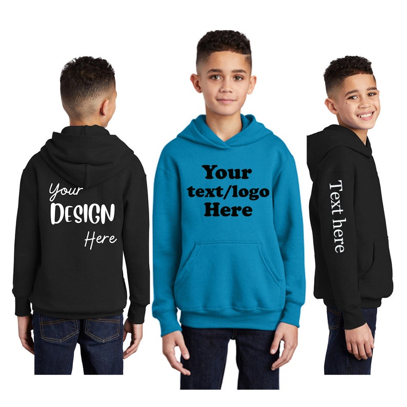 Puede incluir: Tres sudaderas con capucha para ni&ntilde;os en diferentes colores. Una es negra con texto blanco que dice "Your DESIGN Here" en la espalda. Otra es azul turquesa con texto negro que dice "Your text/logo Here" en la parte delantera. La &uacute;ltima es negra con texto blanco que dice "Text here" en la manga.