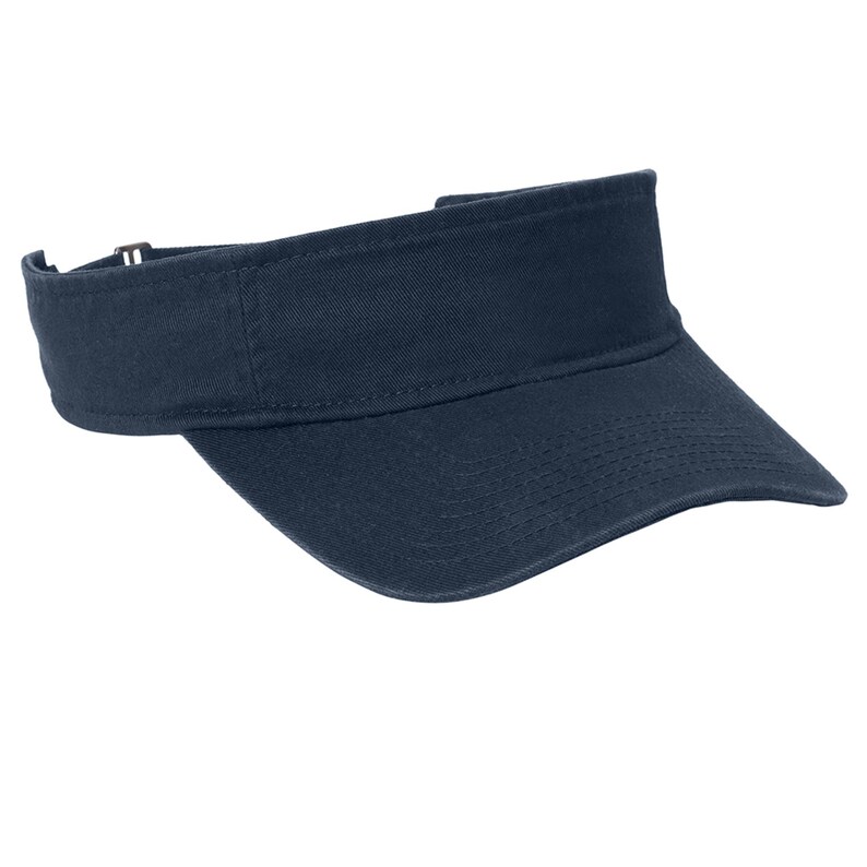 Pu&ograve; includere: Una visiera blu navy a tinta unita con visiera curva e pannello frontale strutturato. Il copricapo presenta una fascia in tessuto che avvolge la testa con una chiusura a fibbia metallica regolabile visibile sul lato per una vestibilit&agrave; sicura.
