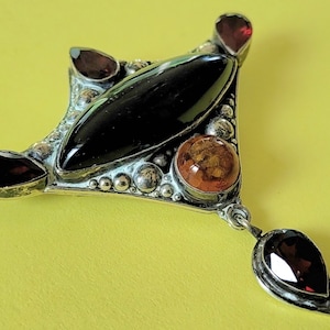 Glass stone brooch or pendent.