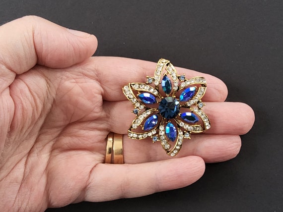 ヴァイスサファイアブルー、クリア、オーロララインストーンブローチ