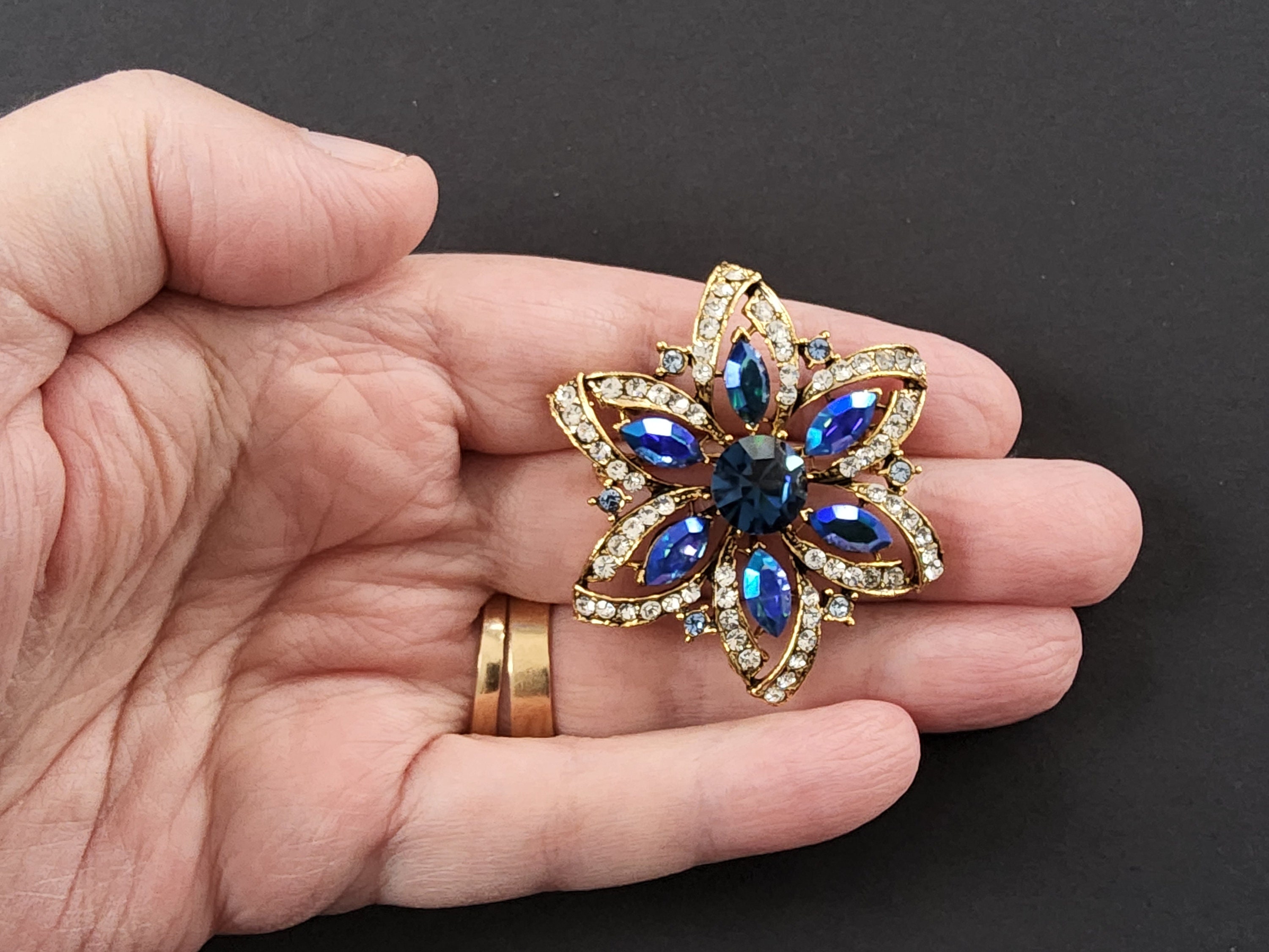 ヴァイスサファイアブルー、クリア、オーロララインストーンブローチ