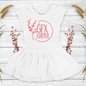 Rabbit Skins 5323 Mockup - Mockup di abito a costine per neonati - Mockup di abito a costine per bambini piccoli - Mockup di abito per bambini piccoli