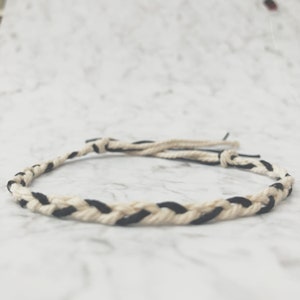 Sjömansgarnarmband i naturgarn och svart nylon ~ handgjort vänskapsarmband ~ vävt armband.