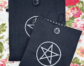 Broderat bokomslag med pentagram/pentagrammotiv