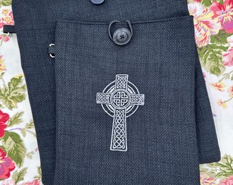 Broderad bokomslag med keltiskt kors