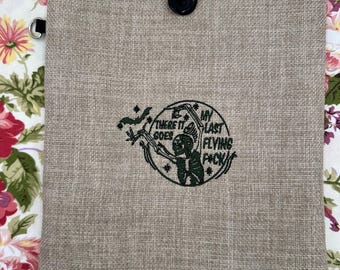 Broderad bokomslag med tryck - Där går min sista flygande jävel