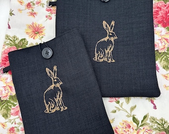 Broderad bokomslag med magisk hare