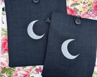 Broderad bokomslag med halvmåne