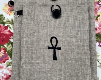 Broderad bokomslag med Ankh-nyckeln till livet