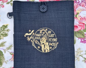 Broderad bokomslag med tryck - Där går min sista flygande jävel