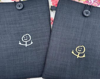 Broderad bokomslag med långfinger-emoji