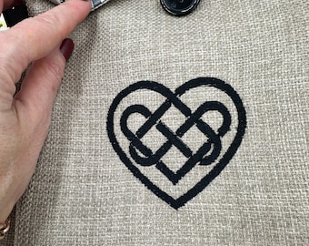 Keltiskt knutmönster med hjärtbroderi i bokomslag