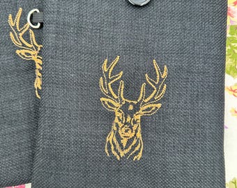 Broderad bokomslag med hjortmotiv