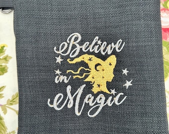 Broderad bokomslag med texten "Tro på magin"