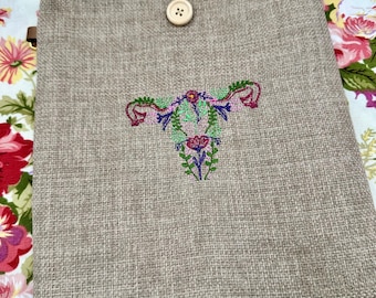 Broderad bokomslag med helig livmoder