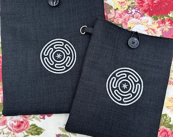 Hekates hjul / Strophalos av Hekate broderad bokomslag