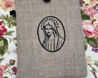 Broderad bokomslag med Jungfru Maria