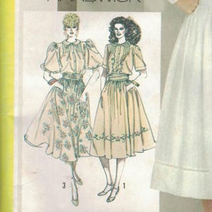 Può includere: Modello di cucito Simplicity con un abito bianco con gonna a pieghe e maniche lunghe. Il modello include un colletto occhiello acquistato e trasferimento per ricamo. La confezione è etichettata "Cathy Hardwick" e taglia 12.