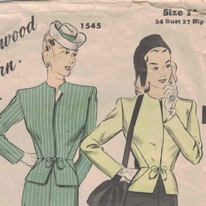 Może przedstawiać: Vintage wzór Hollywood 1545, z ilustracjami dwóch kobiet w stylowych strojach. Jedna nosi zielony garnitur w paski, druga jasnozieloną kurtkę i ciemną spódnicę. Wzór jest dla obwodu biustu 86 cm i bioder 94 cm.