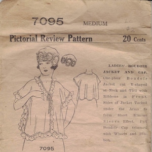 Puede incluir: Patrón de costura vintage para una chaqueta y gorro de boudoir. El patrón incluye una chaqueta en forma de V con lazos de cinta y un gorro, con diagramas y requisitos de material. El patrón está etiquetado "7095" y es de talla mediana.