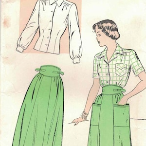 Op de afbeelding: Vintage naaipatroon met een vrouw in een groene rok en geruit overhemd. Het patroon bevat een wit blouse met lange mouwen en een groene rok. De tekst "New York Gold Seal" is zichtbaar.