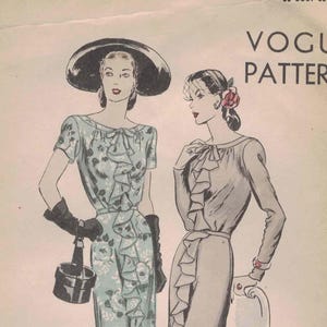 Pode incluir: Padrão Vogue vintage tamanho 12, apresentando dois modelos de vestidos. A ilustração mostra vestidos com babados e formas ajustadas. O padrão inclui medidas de busto e quadril. Impresso nos EUA.