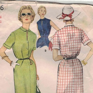 以下が含まれることがあります： ヴィンテージ Simplicity パターン 4636。3つのドレスのデザインが特徴です。メインのドレスは、ボタンダウンのライトグリーンで、黒いベルトが付いています。パターンには、赤と白のチェック柄のドレスと青いドレスが含まれています。サイズ14、バスト81cm。