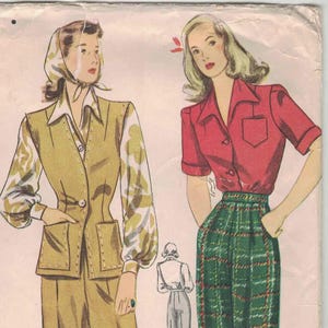 Può includere: Modello di cucito Simplicity vintage, numero 2337, con illustrazioni di abbigliamento femminile. Il modello include un completo, una camicia rossa con pantaloni a quadri verdi e una camicia a quadri rossi e bianchi con pantaloni bianchi. Il testo recita "Simplicity is America's Fashion."