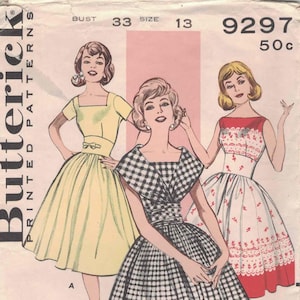 Puede incluir: Anuncio vintage de patrones Butterick con tres mujeres con vestidos. Los vestidos incluyen un vestido amarillo, un vestido a cuadros blanco y negro y un vestido blanco con detalles en rojo. El anuncio incluye el texto "Butterick Printed Patterns".