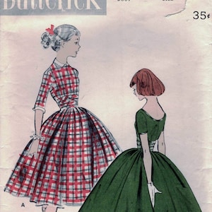 Puede incluir: Patrón de costura vintage para un vestido con dos estilos. El patrón es para una talla de pecho de 71 cm y es talla 8s. El patrón está impreso en un fondo blanco con texto negro e ilustraciones. El vestido de la izquierda es de cuadros rojos y blancos, mientras que el vestido de la derecha es verde.