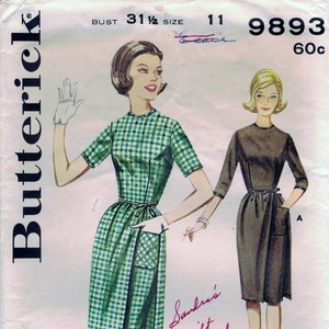 Peut inclure: Patron de couture vintage pour une robe avec deux styles différents. Le patron est pour une robe en vichy vert et blanc avec une jupe portefeuille et une robe unie marron avec une poche. Le numéro du patron est 9893 et la taille est 31 1/2.