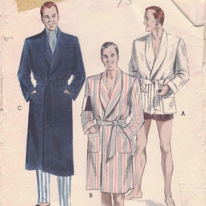 Puede incluir: Ilustración vintage de patrones de ropa de descanso para hombres. La imagen presenta a tres hombres con diferentes batas y pijamas. Un hombre lleva una bata azul marino con pantalones a rayas, otro una bata a rayas y el tercero una bata blanca.