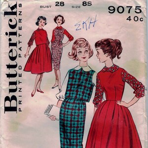 Puede incluir: Un patrón de costura vintage para un vestido con falda a cuadros y parte superior roja. El patrón es para las tallas 8S y 28 de pecho. El número de patrón es 9075.