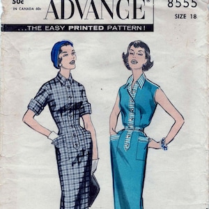 Puede incluir: Patrón de costura vintage para un vestido con dos estilos diferentes. El patrón es para la talla 18 y se llama "Advance 8555". El vestido de la izquierda es de estampado a cuadros y el vestido de la derecha es azul sólido.