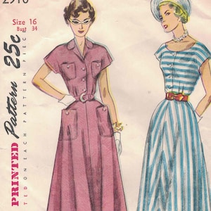 以下が含まれることがあります： ヴィンテージのSimplicityプリント縫製パターン、サイズ16、2つのドレスデザインが特徴です。1つはウエストにベルトが付いた無地のモーヴ色、もう1つは赤いベルトが付いた青と白のストライプのドレスです。パターンは25cとマークされています。