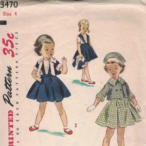 Puede incluir: Patrón de costura Simplicity vintage impreso para ropa de niña, talla 4. La ilustración muestra tres conjuntos: un vestido con bolero, un vestido con peto y un conjunto de falda. El patrón incluye el texto "Simplicity Printed Pattern 35c".