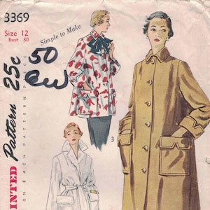 Puede incluir: Patrón de costura Simplicity vintage 3369 con ilustraciones de tres diseños de abrigos. El patrón incluye un abrigo largo abotonado, un abrigo blanco con cinturón y un abrigo estampado. Talla 12, contorno de pecho 76 cm.