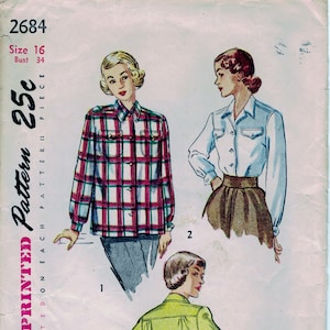 Może przedstawiać: Vintage wzór Simplicity 2684 z ilustracjami koszul damskich. Wzór zawiera koszulę w kratę zapinaną na guziki, jasnoniebieską koszulę i zieloną koszulę z krótkim rękawem. Rozmiar 16, obwód klatki piersiowej 86 cm.