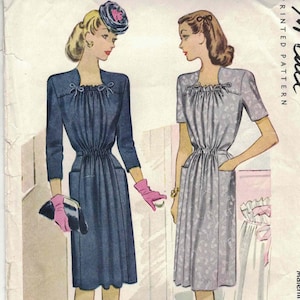 Może przedstawiać: Vintage wzór krawiecki McCall's na sukienkę ciążową, z dwiema ilustracjami projektu sukienki. Sukienka ma marszczony gorset, kieszenie i spódnicę do kolan. Wzór zawiera wymiary rozmiaru i biustu.
