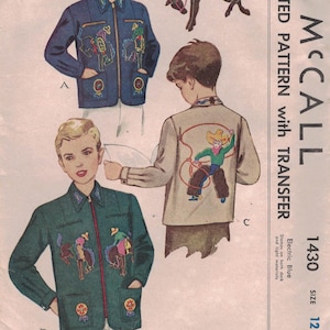 Op de afbeelding: Vintage McCall naaipatroon voor een jongensjasje met cowboy-afwerking. Het patroon toont illustraties van de jas in blauw en groen, met cowboy- en paardenontwerpen. De tekst op het patroon luidt "Boys' Jacket With Cow Boy Trims" en "McCall 1430 Size 12".