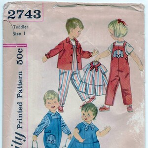 Pode incluir: Padrão de costura vintage Simplicity 2743 para criança de tamanho 1. O padrão inclui quatro roupas: uma jaqueta vermelha e calças listradas, um vestido de macacão vermelho com uma aplicação de cachorro, um vestido de macacão azul com uma aplicação de cachorro e um vestido azul com saia xadrez.