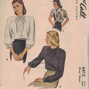 Puede incluir: Patrón de costura impreso McCall's vintage para una blusa de mujer, talla 14, contorno de busto 81 cm. El patrón presenta ilustraciones de blusas con diferentes largos de manga y escotes. El patrón está impreso en papel envejecido.