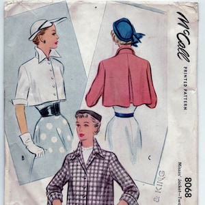 Può includere: Modello di cucito vintage per una giacca con due lunghezze. Il modello è per le taglie 12-30 di busto e costa 50 centesimi. Il modello è stampato su uno sfondo bianco con un motivo a quadri bianco e nero.