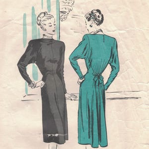 Puede incluir: Ilustración vintage de Vogue Couturier Design con dos mujeres con vestidos. Un vestido es negro, el otro turquesa. La ilustración incluye el texto "Vogue Couturier Design" y "Exclusive Design Created by Vogue."