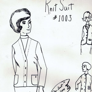 Puede incluir: Ilustración a mano de un patrón de traje de punto con instrucciones para coser. El patrón incluye una falda con pinzas y una banda elástica, y una chaqueta básica. La ilustración está etiquetada como "Knit Suit #1003" y "Dar-Knit Fashions".