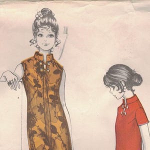 Może przedstawiać: Wzór szycia w stylu vintage z dwoma wzorami sukienek. Jedna to długa, złota sukienka z kwiatowym wzorem, a druga to krótka, czerwona sukienka. Wzór oznaczony "214 Polynesian Pattern" w rozmiarze 12 i obwodzie biustu 86 cm.