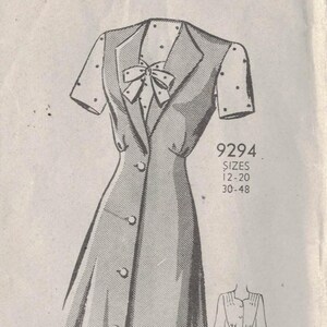 Könnte beinhalten: Vintage Schnittmuster für ein Kleid mit Kragen, Schleife und kurzen Ärmeln. Die Ärmel und der Kragen haben ein Tupfenmuster. Größen 12-20 und 30-48 sind enthalten.
